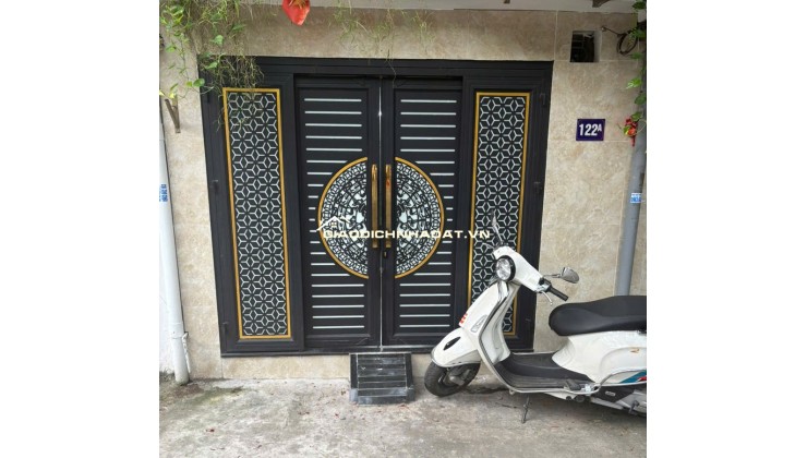 Bán nhà tầng 1 khu tập thể Nghĩa Tân 55m², ô tô đỗ cửa, sổ đỏ chính chủ, vị trí đẹp